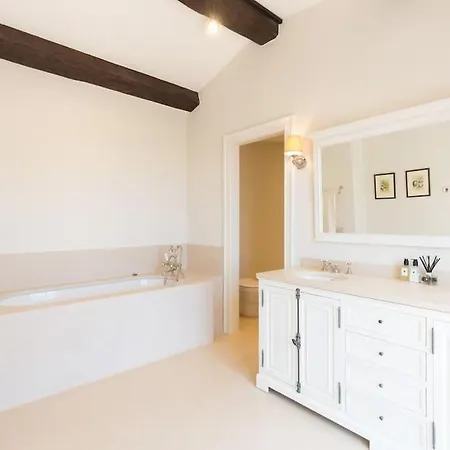Luxury 5 Bedroom, 4 Bathroom In Villa